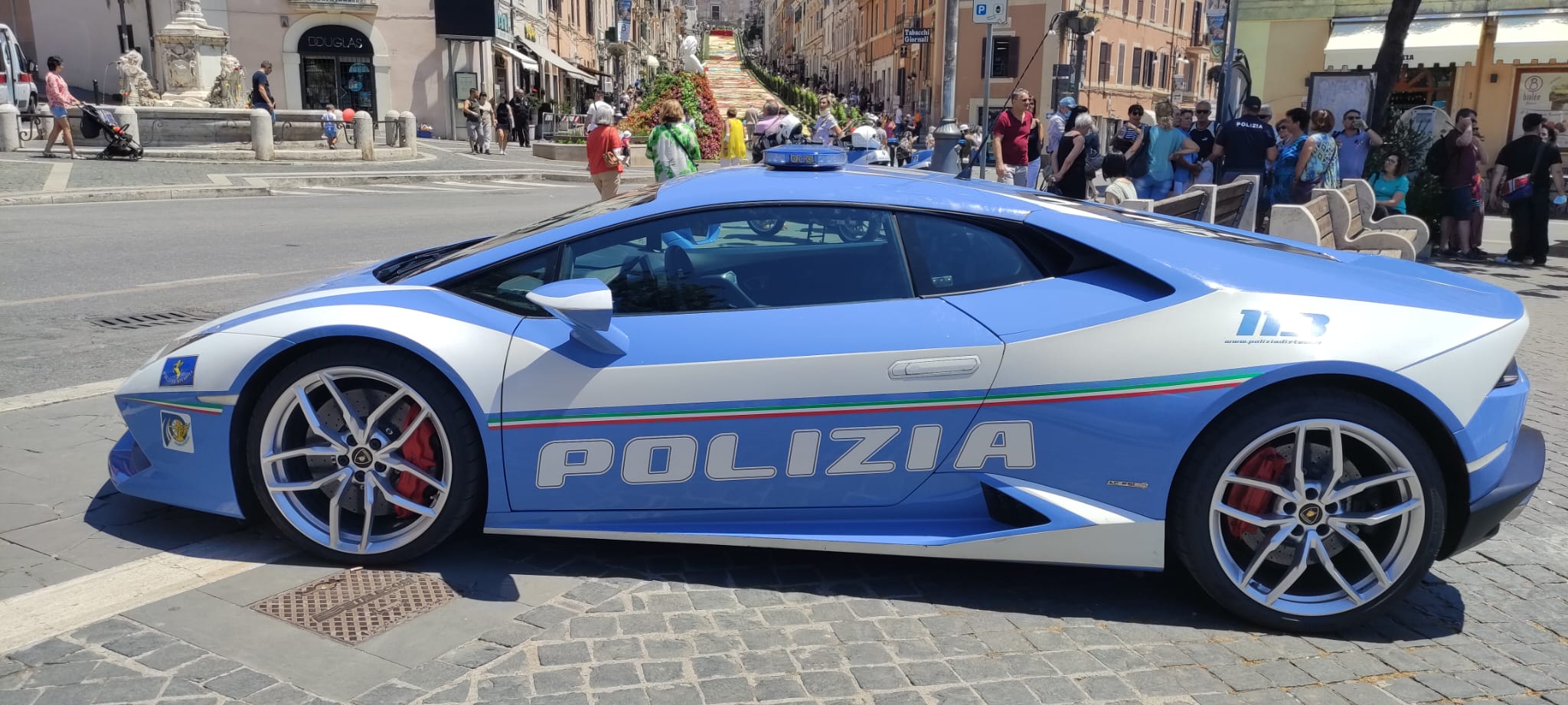 Genzano, anche la Lamborghini della Polizia Stradale presente all’infiorata