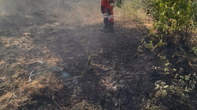 Lanuvio, una decina di mezzi al lavoro per spegnere un incendio in via Casal Marini per l’intero pomeriggio di ieri