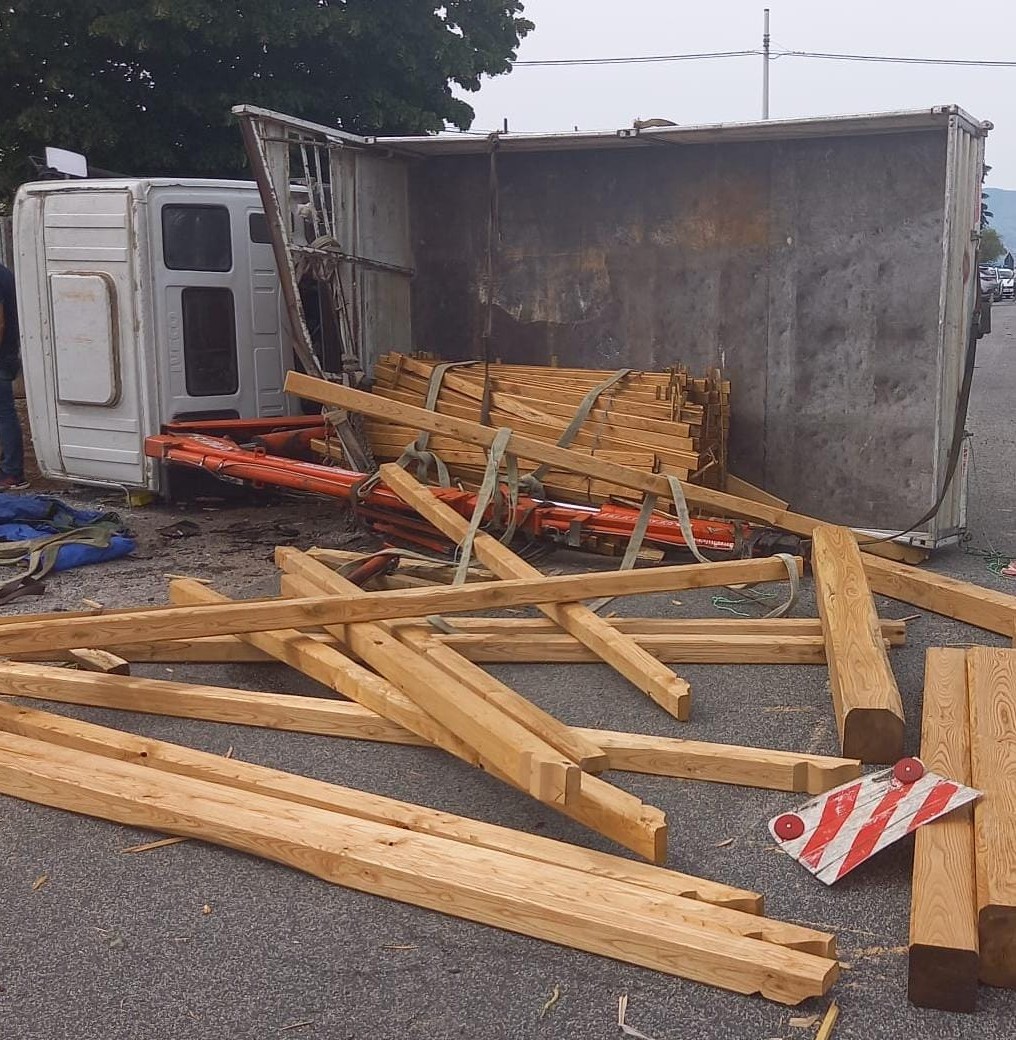 Velletri, ennesimo incidente sulla pericolosa via dei Cinque Archi, ferito grave un camionista