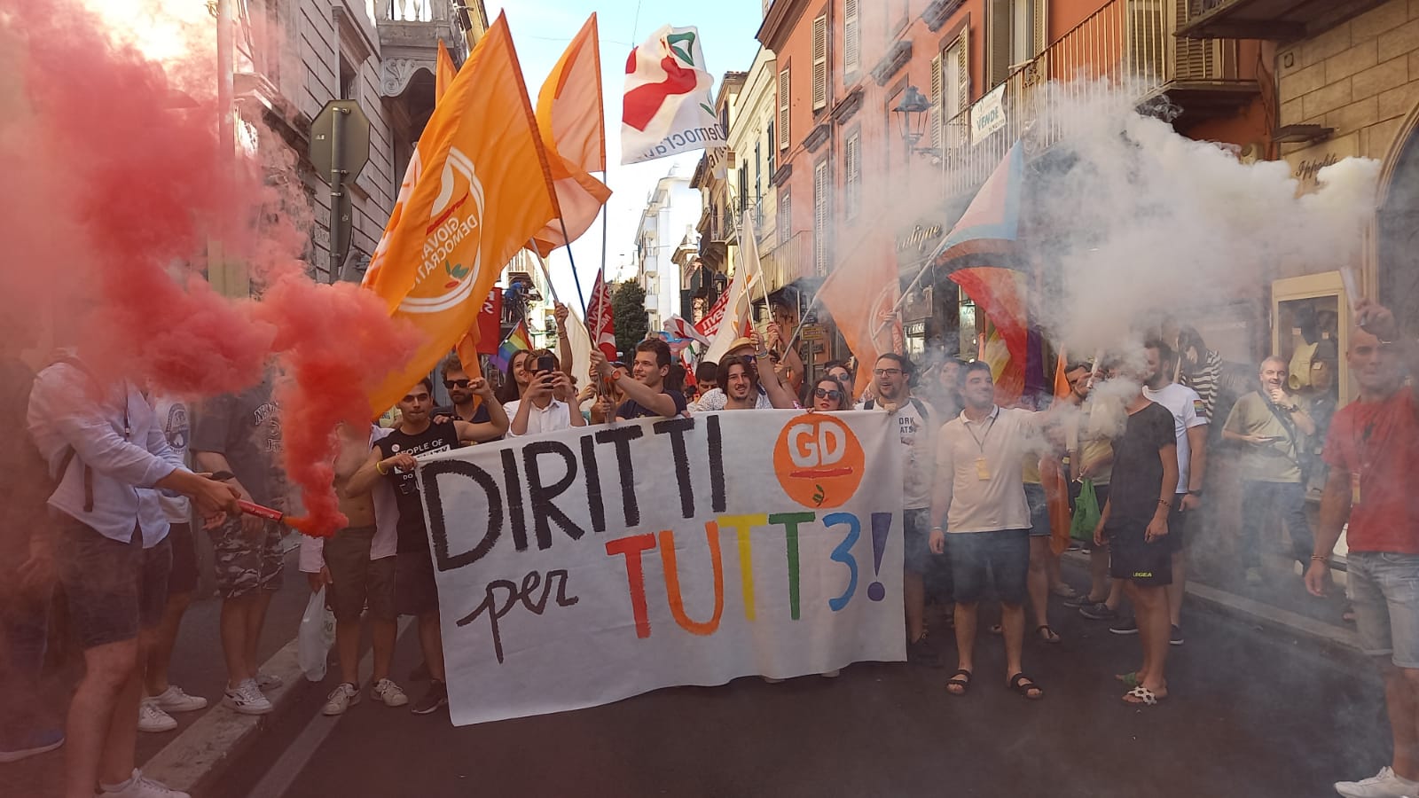 Albano Laziale, circa 1500 presenti a Lazio Pride, il corteo è da poco arrivato a Piazza Mazzini