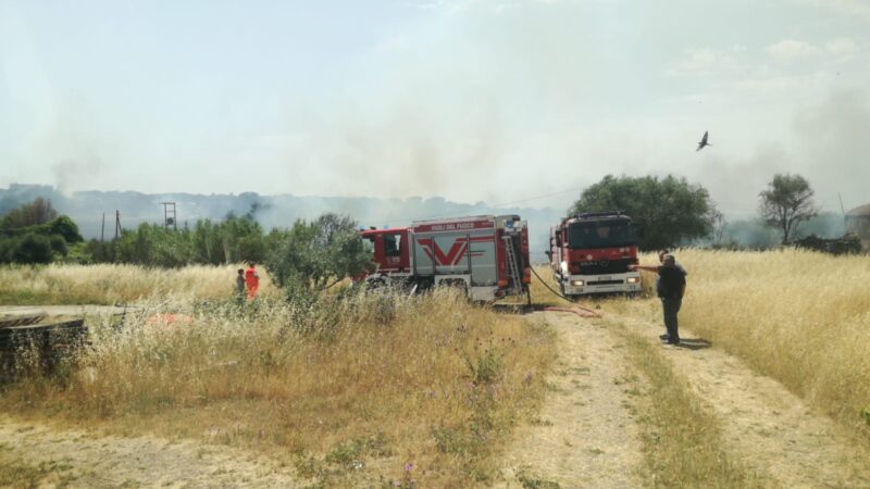 Marino, vasto incendio nella zona di Santa Maria delle Mole al lavoro diversi mezzi di vigili del fuoco e protezione civile