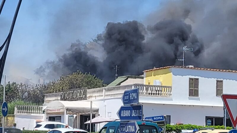 Ariccia, violento incendio di un terreno con annesso capannone nella zona industriale di Via Nettunense al km 6500 angolo con via Tenutella