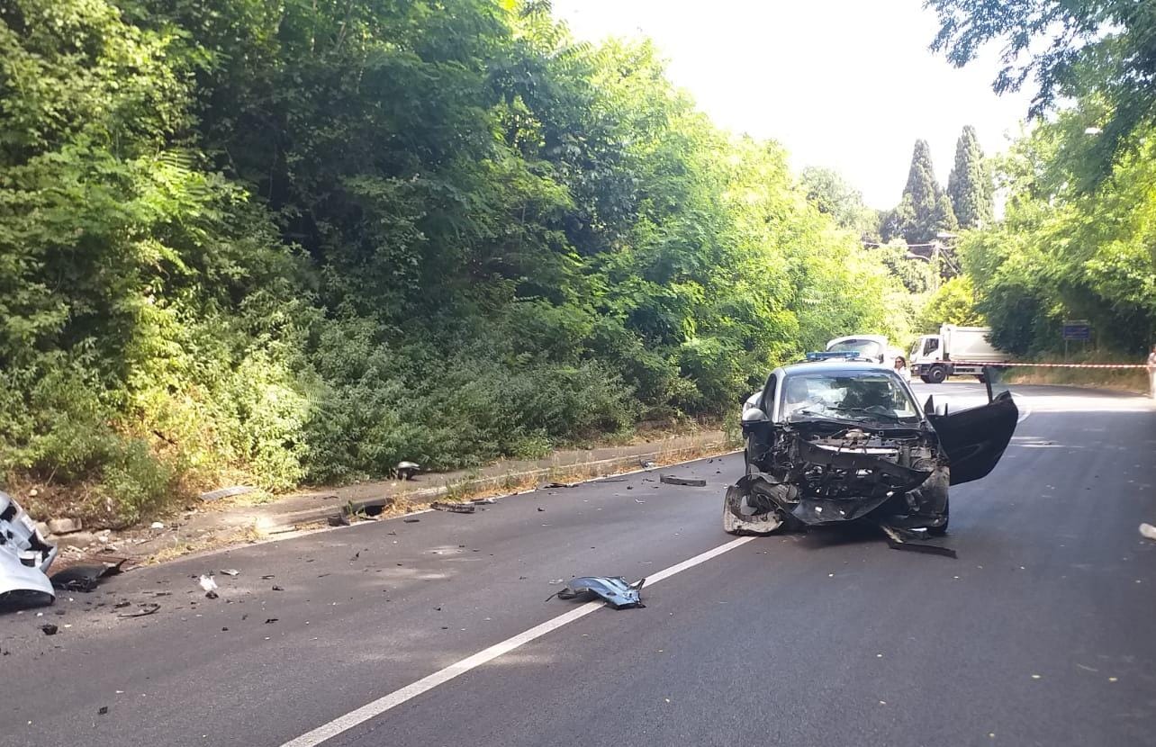 Velletri, incidente stradale in via dei Laghi: 2 feriti e strada chiusa un paio d’ore