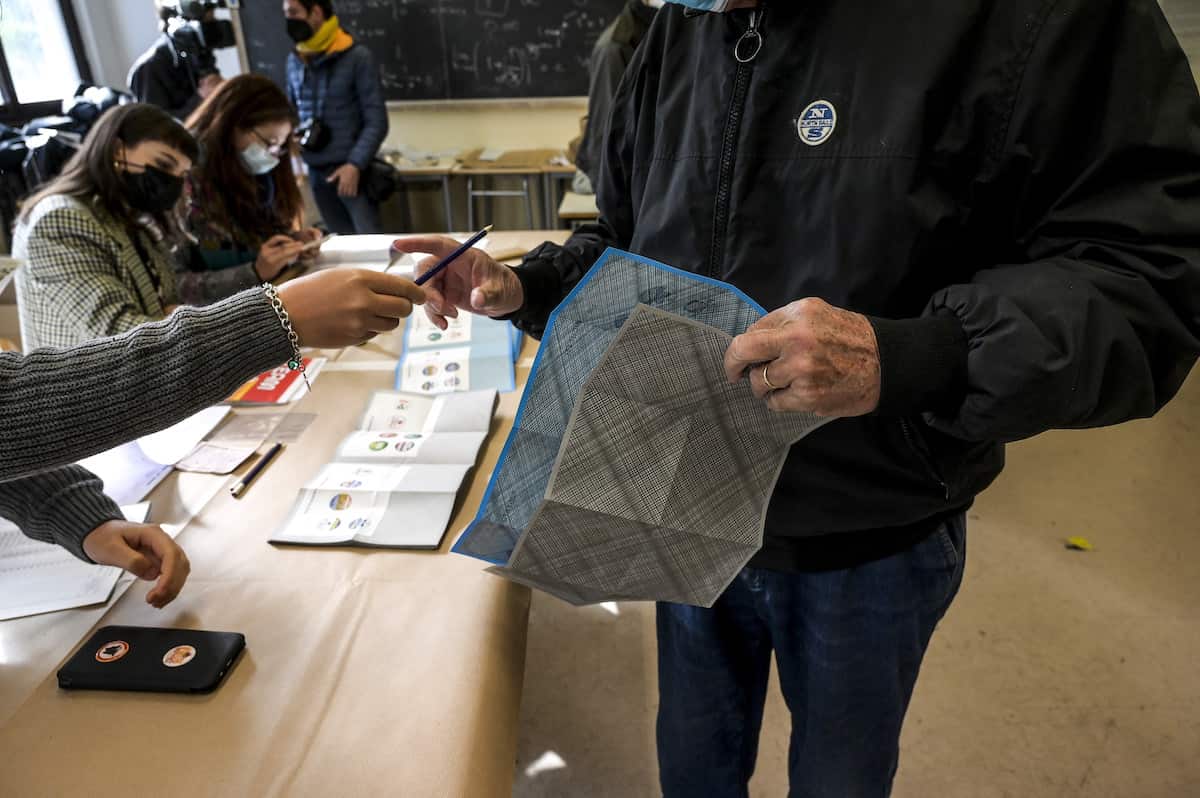 Elezioni, affluenza intorno al 5% per il referendum, 17,43% per le Comunali