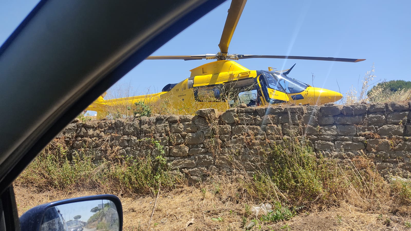 Ariccia, incidente stradale in via Quarto Negroni tra un camion da lavoro ed un Suv: ferito grave un settantenne