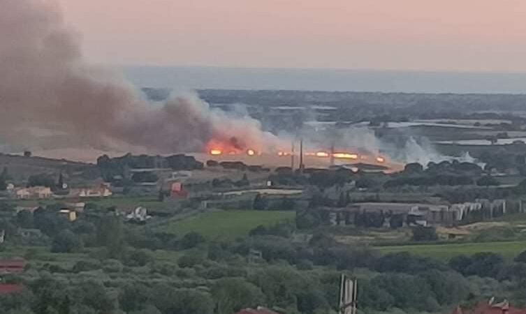 Lanuvio, vasto e violento incendio su via Nettunense km 13. Strada chiusa