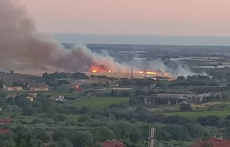 Lanuvio, vasto e violento incendio su via Nettunense km 13. Strada chiusa