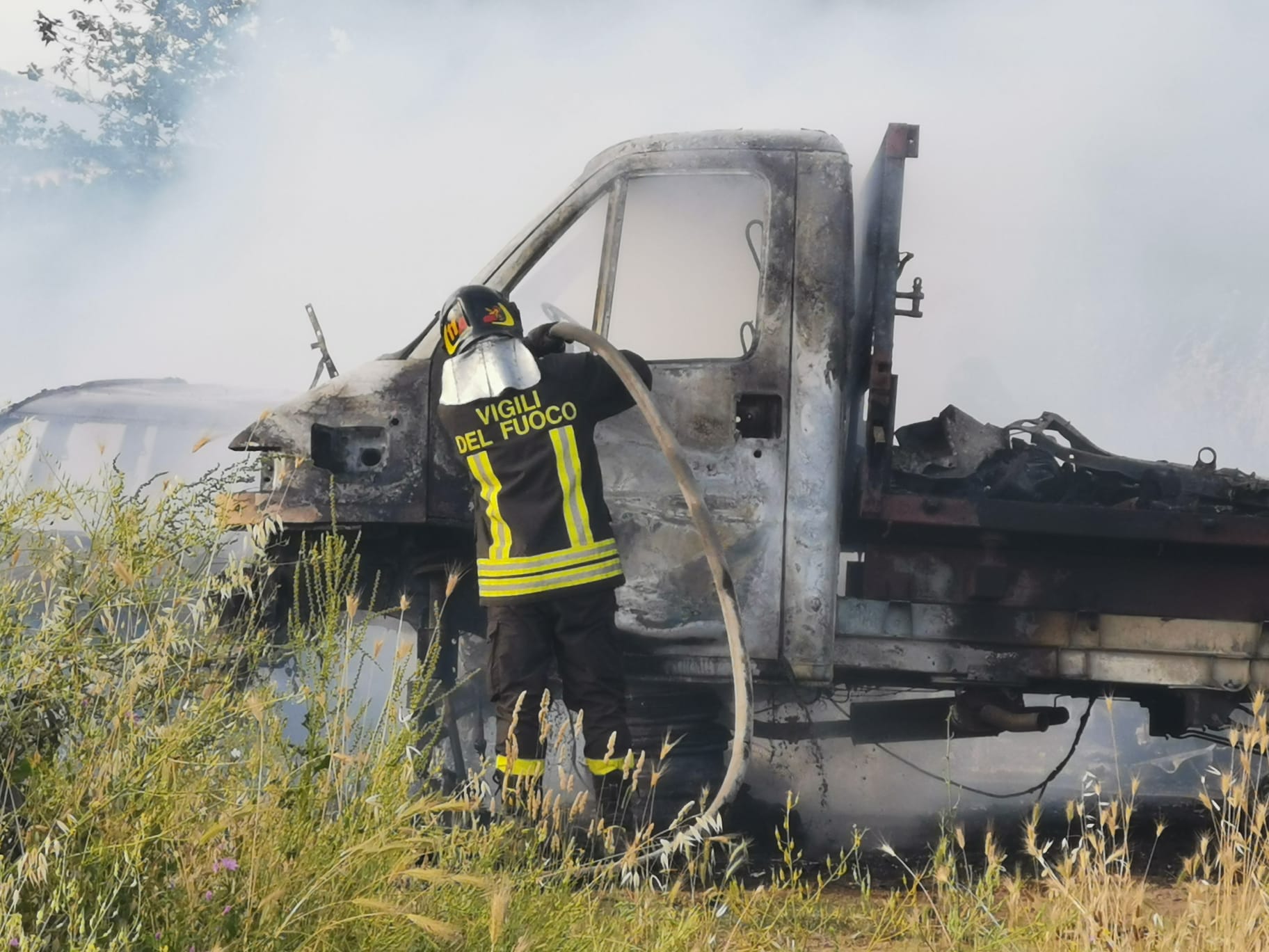 Monte Compatri, incendio nel deposito di un’autofficina: ore di lavoro per i soccorritori ieri pomeriggio