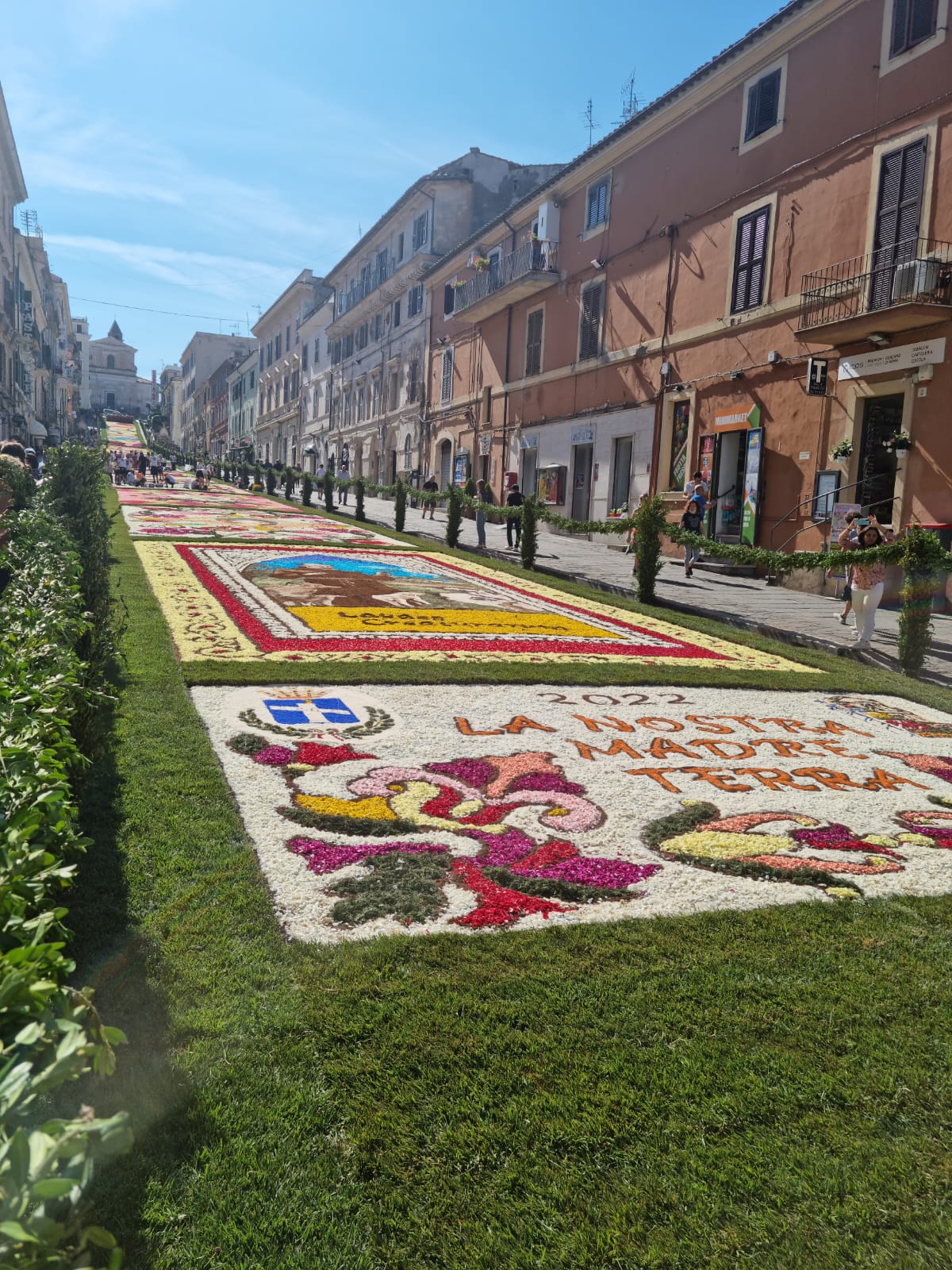 Genzano, 2 giorni di festa con migliaia di visitatori per la tradizionale Infiorata