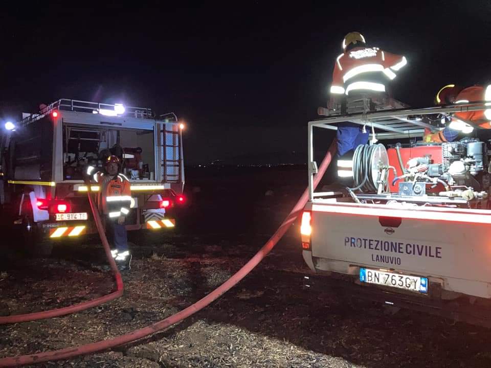 Lanuvio, bonificato alle 2 di notte il violento incendio di Via Nettunense scoppiato alle prime ore della sera