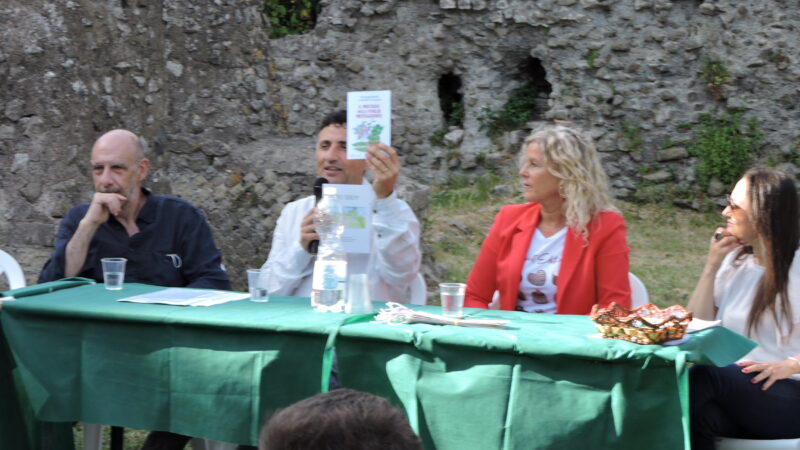 Lanuvio, presentato il libro scritto dai bambini della Dionigi con lo scrittore Giuseppe Bordi a Villa Sforza Cesarini