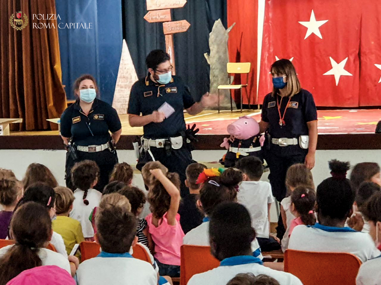 Roma, Polizia Locale ed educazione stradale nelle scuole: evento in un Istituto dell’XI Municipio con la consegna ai bambini della “Patente del buon pedone”