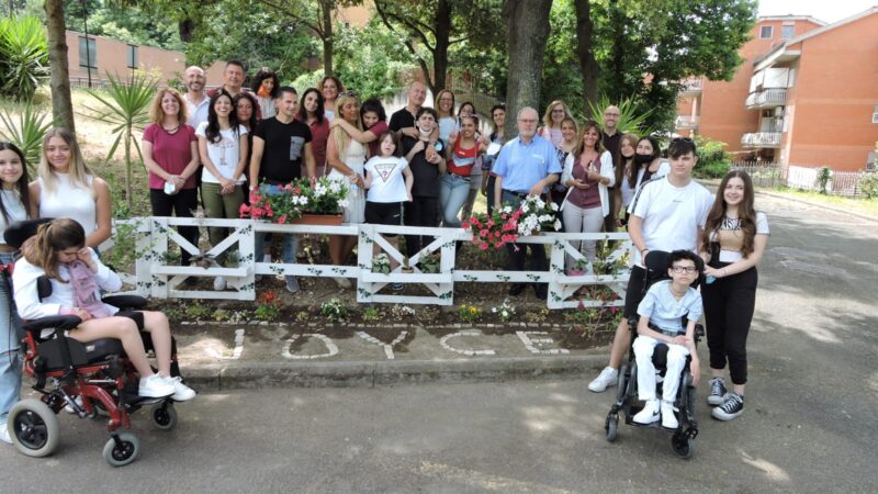 Ariccia, si è concluso il progetto “Orto” con gli studenti con bisogni speciali al liceo James Joyce che hanno realizzato anche la scritta della scuola