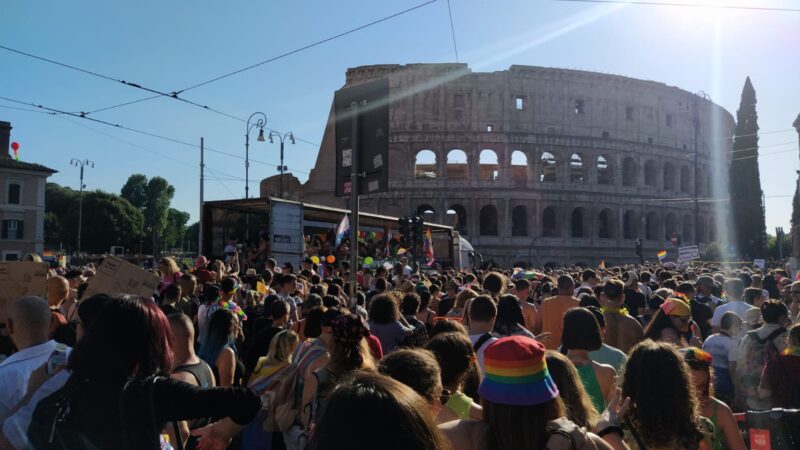 Roma, in migliaia in strada per il Pride: Elodie madrina, ci sono anche Zingaretti e Gualtieri