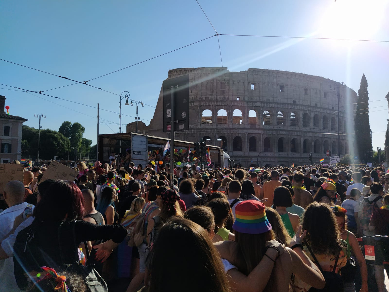 Roma, in migliaia in strada per il Pride: Elodie madrina, ci sono anche Zingaretti e Gualtieri