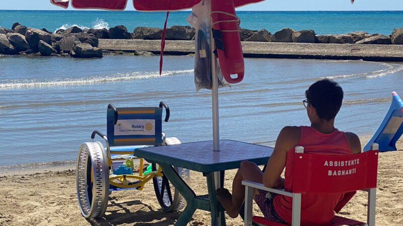 Anzio, consegnate le sedie “Job” per la sicurezza in acqua delle persone con disabilità. Ieri mattina sulla spiaggia della Riviera Mallozzi.