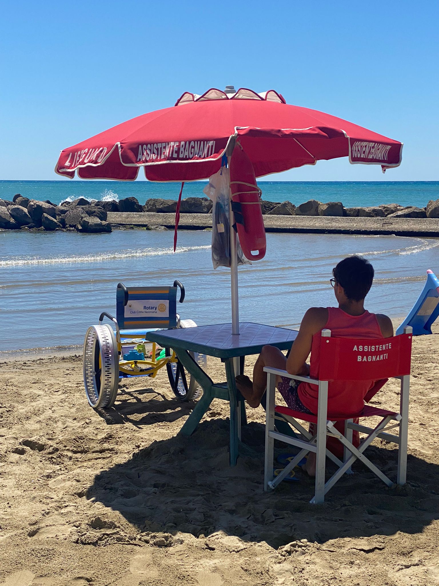 Anzio, consegnate le sedie “Job” per la sicurezza in acqua delle persone con disabilità. Ieri mattina sulla spiaggia della Riviera Mallozzi.