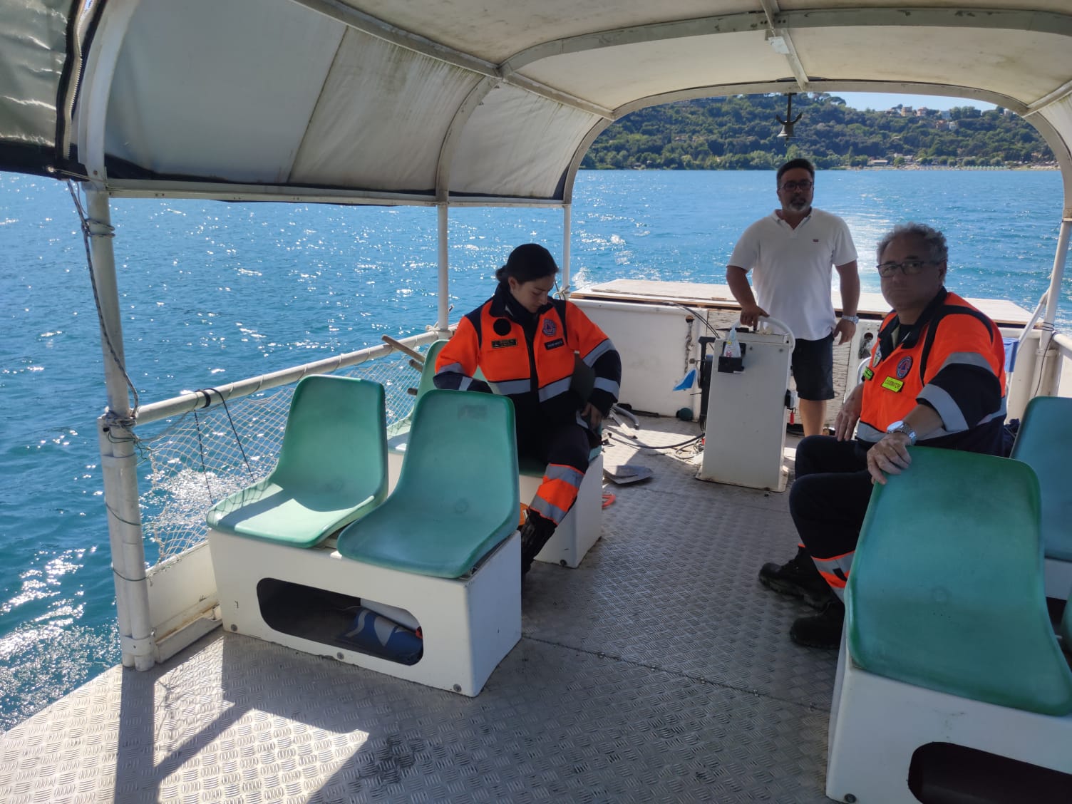 Castel Gandolfo. incendio nel bosco di Palazzolo sul costone Lacustre. All’opera elicottero e alcuni mezzi dei pompieri e protezione civile