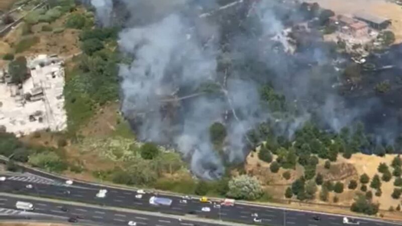 Roma, vasto incendio in via Casal Monastero