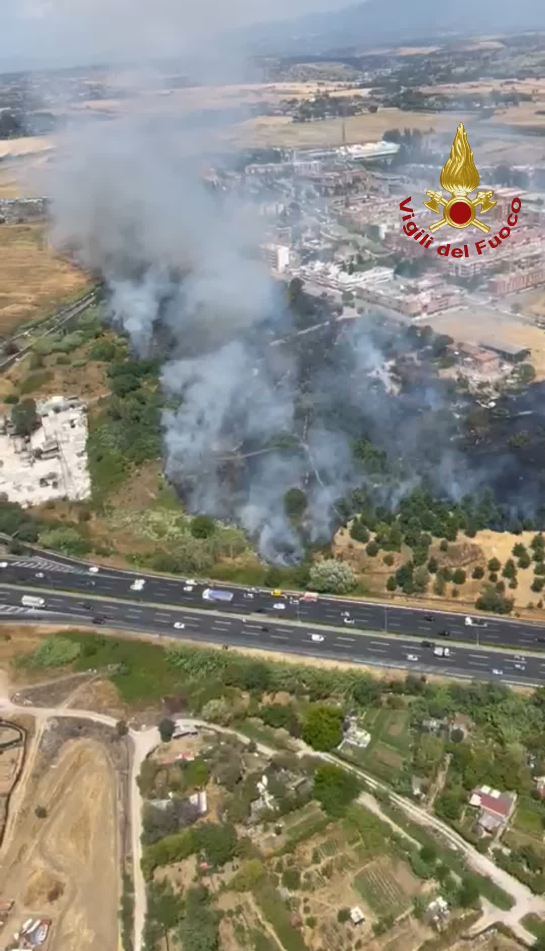 Roma, vasto incendio in via Casal Monastero