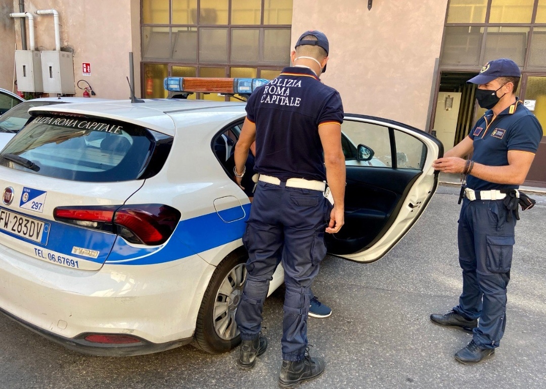 Appia, Rapinatore armato di spranga tenta di rubare un’auto: arrestato dalla Polizia Locale