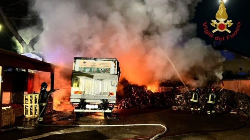 Incendio Castel Porziano nella notte: al lavoro i vigili del fuoco