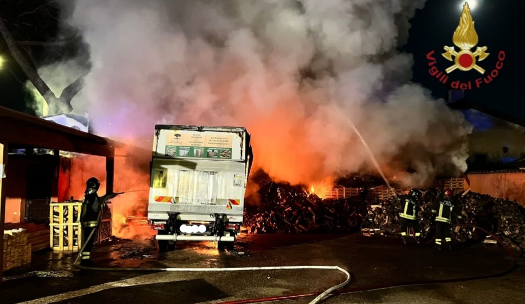 Incendio Castel Porziano nella notte: al lavoro i vigili del fuoco