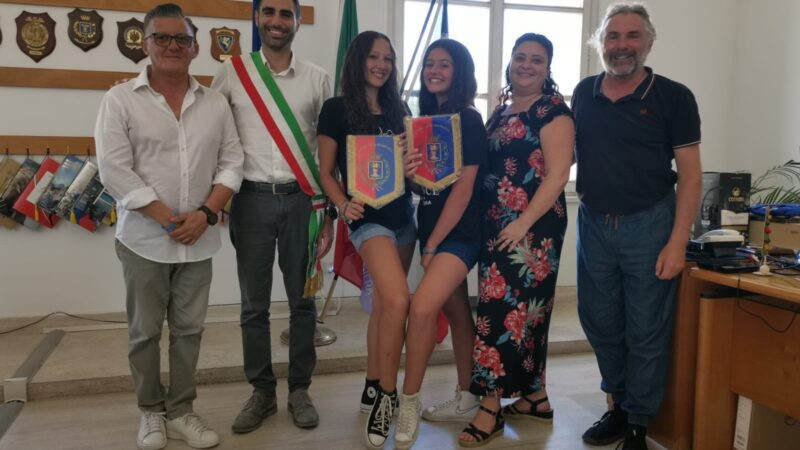 Pomezia, Il Sindaco Adriano Zuccalà incontra le due campionesse di ballo pometine Chiara Scaglione e Serena Cervasio￼