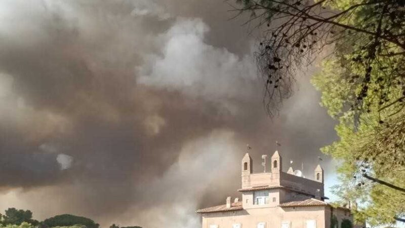 Castel Fusano, incendio pineta: pattuglia della Polizia Locale salva un uomo bloccato all’interno di Castello Chigi avvolto dalle fiamme