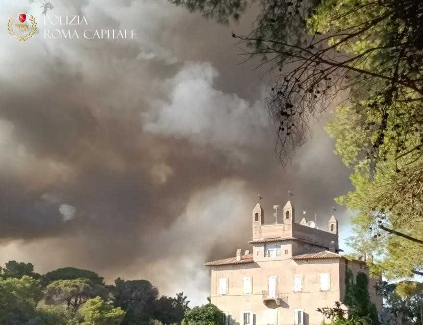 Castel Fusano, incendio pineta: pattuglia della Polizia Locale salva un uomo bloccato all’interno di Castello Chigi avvolto dalle fiamme