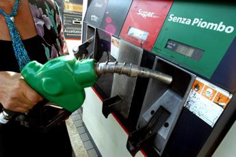 Prezzo benzina in calo oggi, ma incertezza sui mercati per guerra Israele