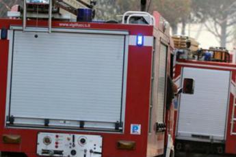 Roma, incendio in ex falegnameria a Corcolle: evacuate case vicine