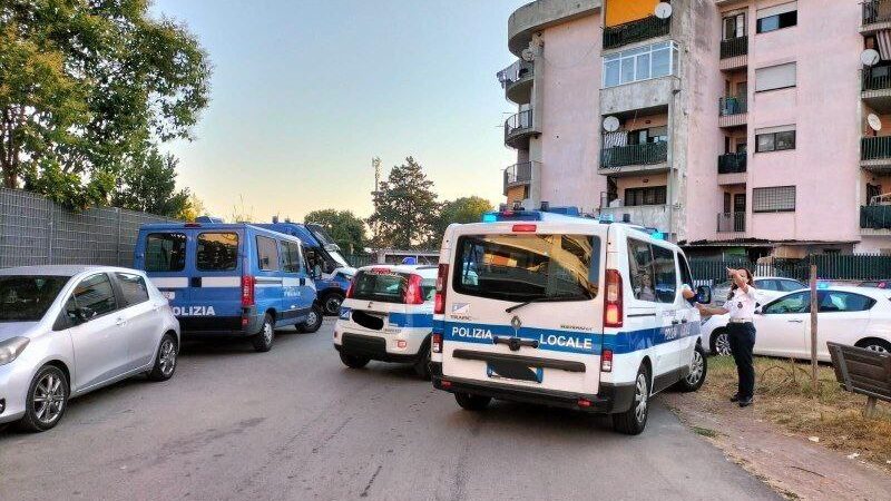 Anzio, iniziato lo sgombero delle palazzine occupate abusivamente a Corso Italia.  Polizia Locale e altre forze dell’ ordine sul posto