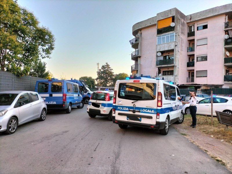 Anzio, iniziato lo sgombero delle palazzine occupate abusivamente a Corso Italia.  Polizia Locale e altre forze dell’ ordine sul posto