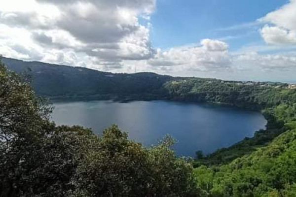 Trekking e yoga sul sentiero degli acquedotti. Incontro con natura, storia e archeologia tra Genzano e Nemi