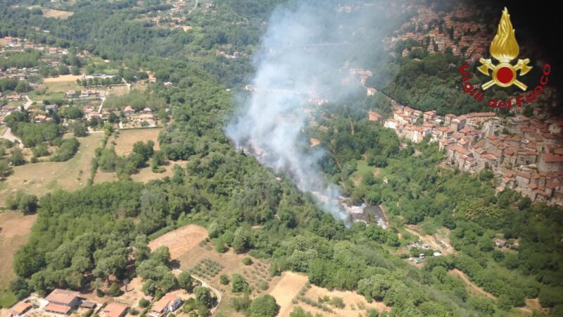 Cave, vasto incendio vicino l’ex depuratore, pompieri a lavoro dalle 14:30