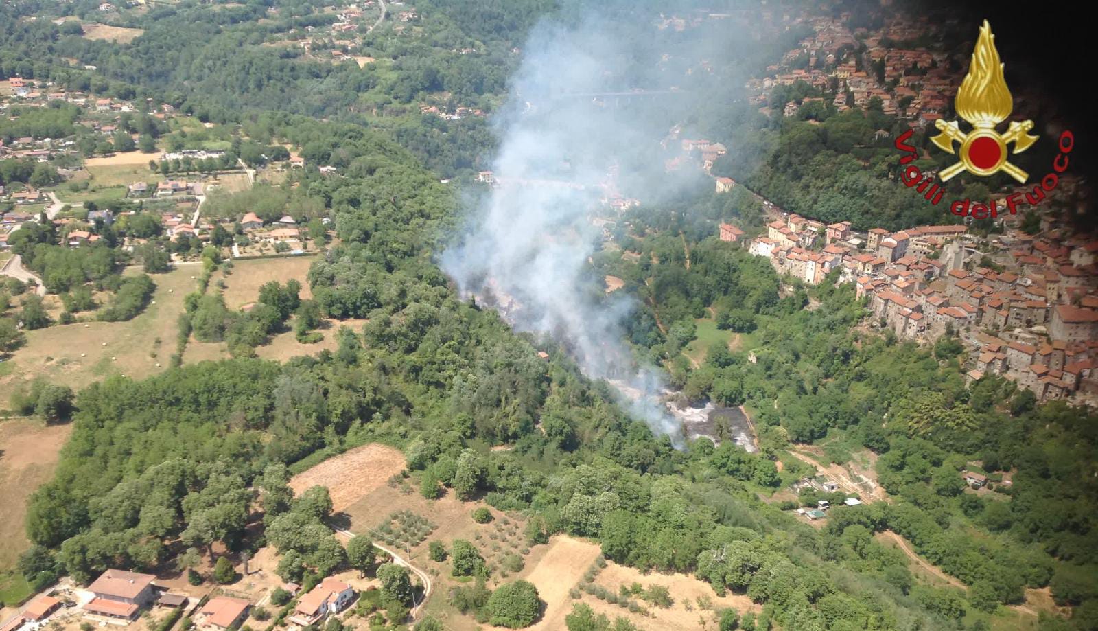 Cave, vasto incendio vicino l’ex depuratore, pompieri a lavoro dalle 14:30