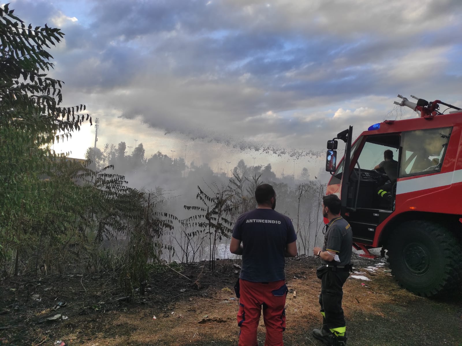 Incendio Roma Centocelle, in campo ancora centinaia di soccorritori e decine di mezzi speciali. Anche dai Castelli Romani