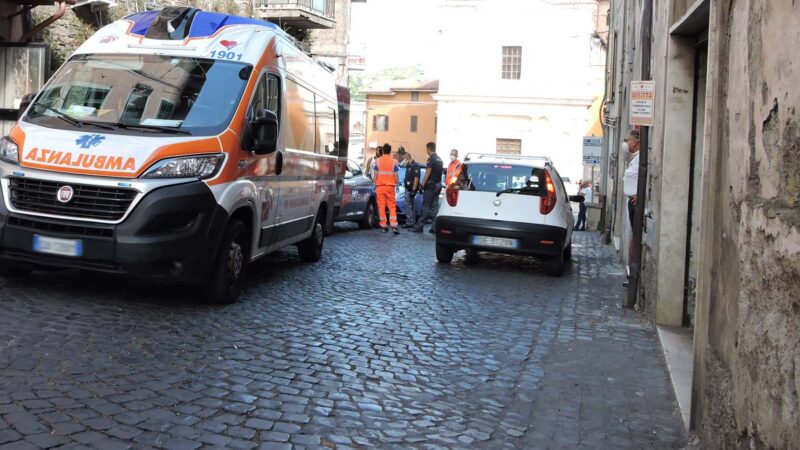 Genzano, uomo gravemente autolesionato in casa: intervenute Polizia di Stato, Polizia Locale e due ambulanze