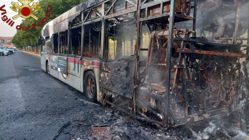 Castelli Romani, Roma e provincia,  inferno di fuoco: in nottata circa 100 Interventi. A Colonna distrutta una casa.