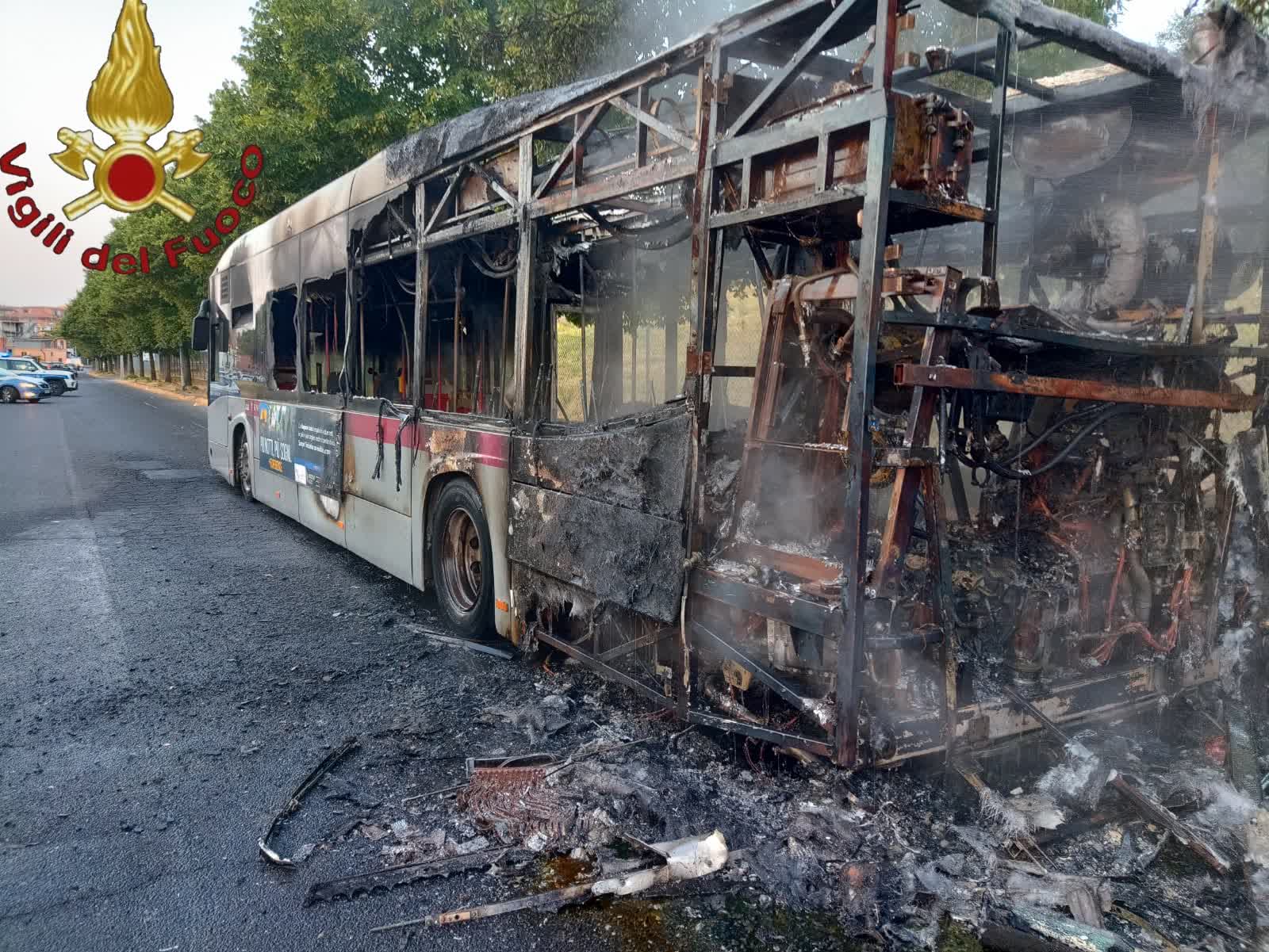 Castelli Romani, Roma e provincia,  inferno di fuoco: in nottata circa 100 Interventi. A Colonna distrutta una casa.