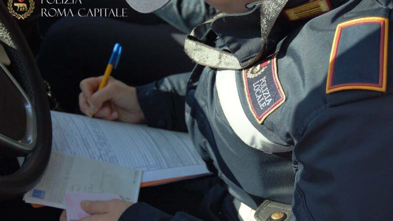 Roma, circolava con permesso disabili intestato a persona deceduta a bordo di un veicolo privo di regolare immatricolazione, fermata dalla Polizia Locale. A suo carico trovati più di 900 verbali