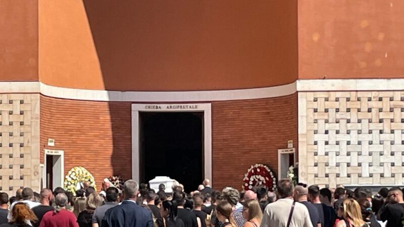 Aprilia, si sono svolti oggi i funerali di Leonardo Muratovic nella chiesa di piazza Roma