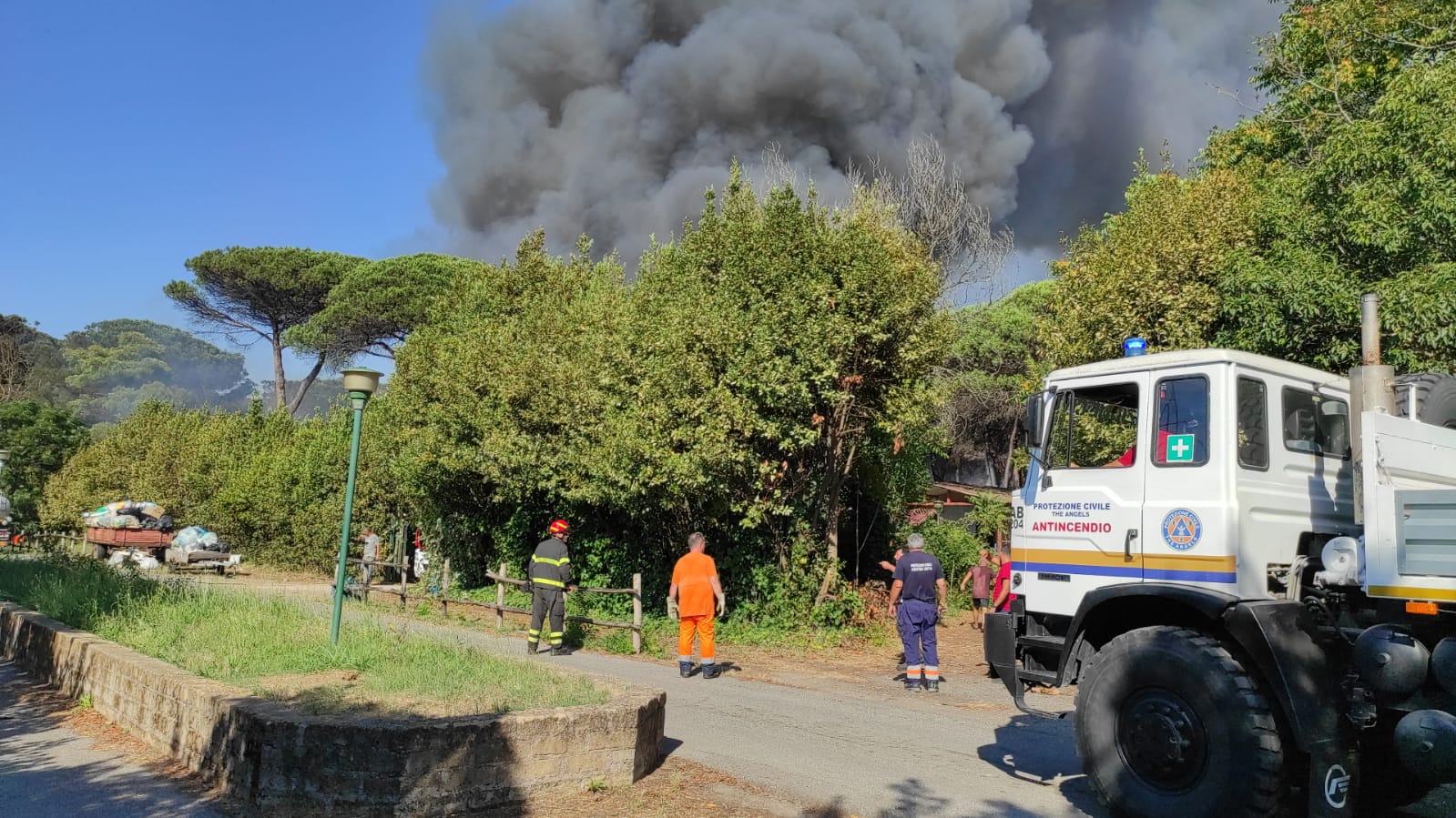 Ariccia, partiti per Castel Fusano i volontari della protezione civile comunale con grossa autobotte e altro mezzo pick up.