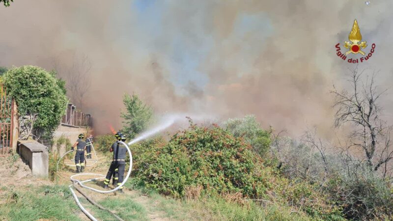 Fiano Romano, grosso incendio a ridosso dell’A1, fiamme poco distanti dalle abitazioni e traffico interrotto