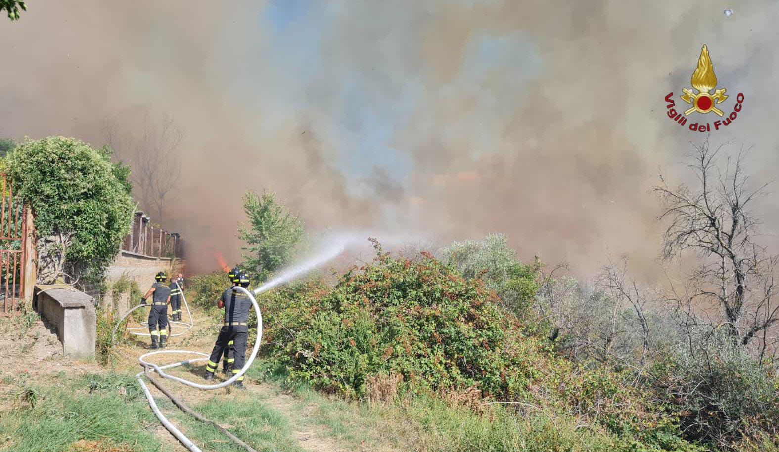 Fiano Romano, grosso incendio a ridosso dell’A1, fiamme poco distanti dalle abitazioni e traffico interrotto