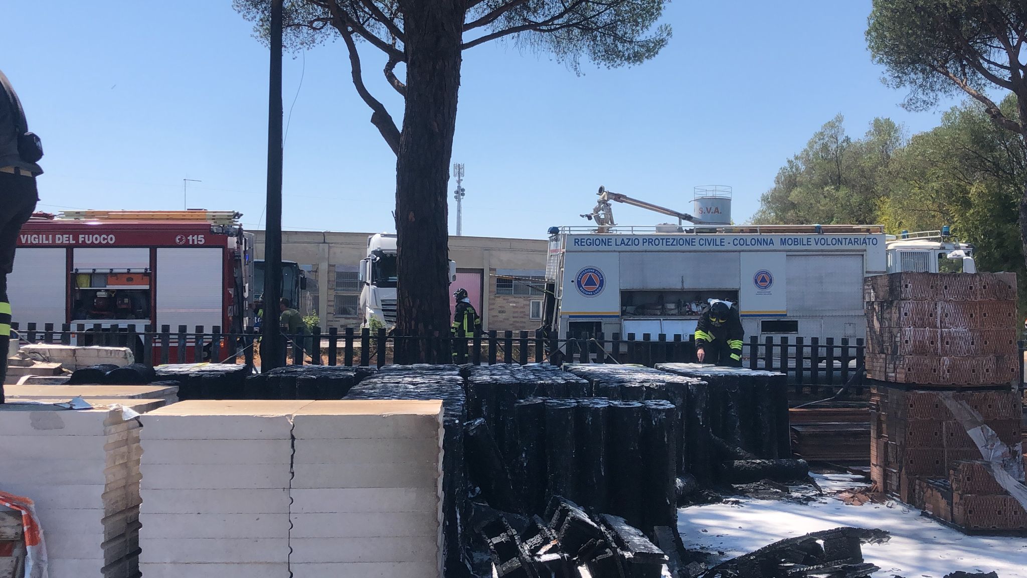 Velletri ancora incendi in giornata al lavoro le Protezioni Civili Comunale e Gamma Velletri e i Vigili del Fuoco