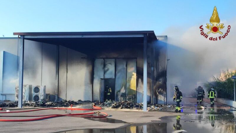 Monte Compatri: Operazioni di spegnimento di un incendio in via Casilina