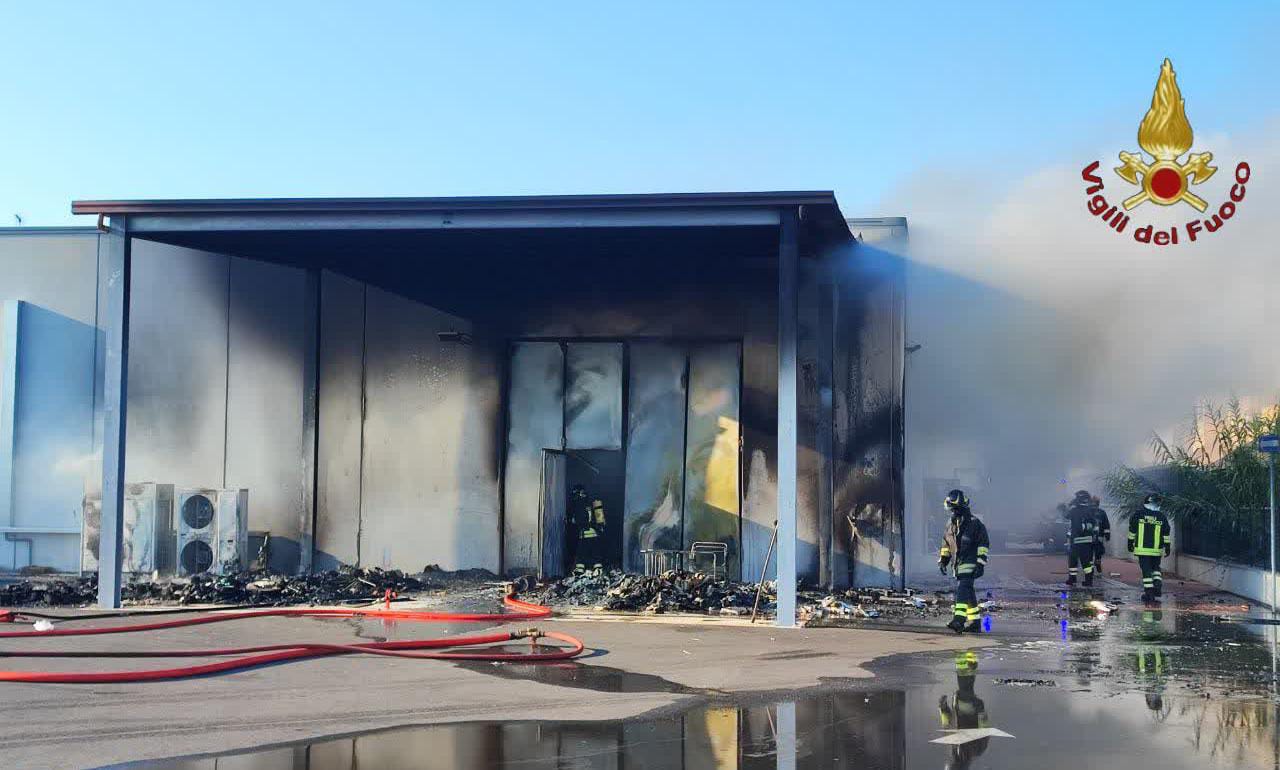 Monte Compatri: Operazioni di spegnimento di un incendio in via Casilina