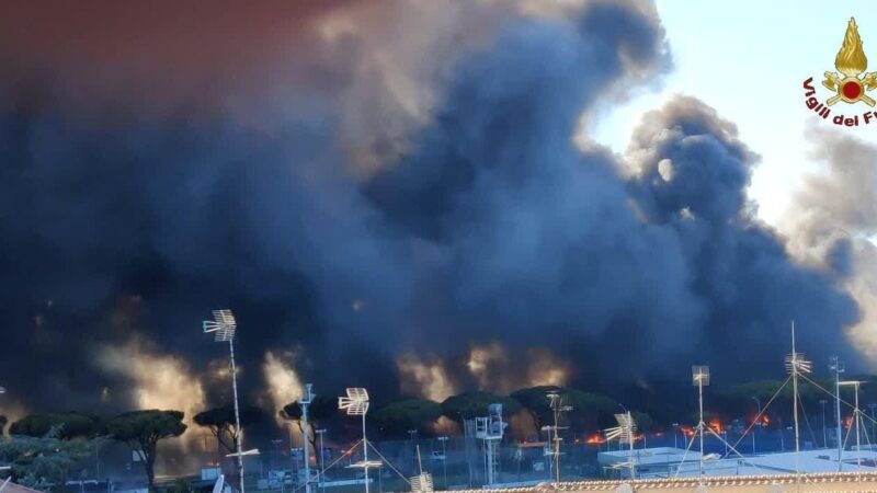 Nube nera visibile dai Castelli, ecco cosa è successo: a fuoco autodemolitori sulla Togliatti a Roma